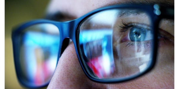 OCCHIALI ANTI LUCE BLU: CONSIGLI E I PREZZI DEI MODELLI MIGLIORI